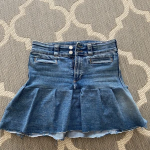 Low waist jeanskjol med volang  - Säljer en blå jeanskjol❣️❣️ har sytt den själv!❣️Kjolen har volanger, är blå och är low waist! Storlek 170!🫶🏼 Kjolen är använd och tvättad💕