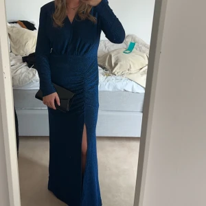 Långklänning  - Svart blå glittrig långklänning, endast använd på en bal. Mycket fint skick.