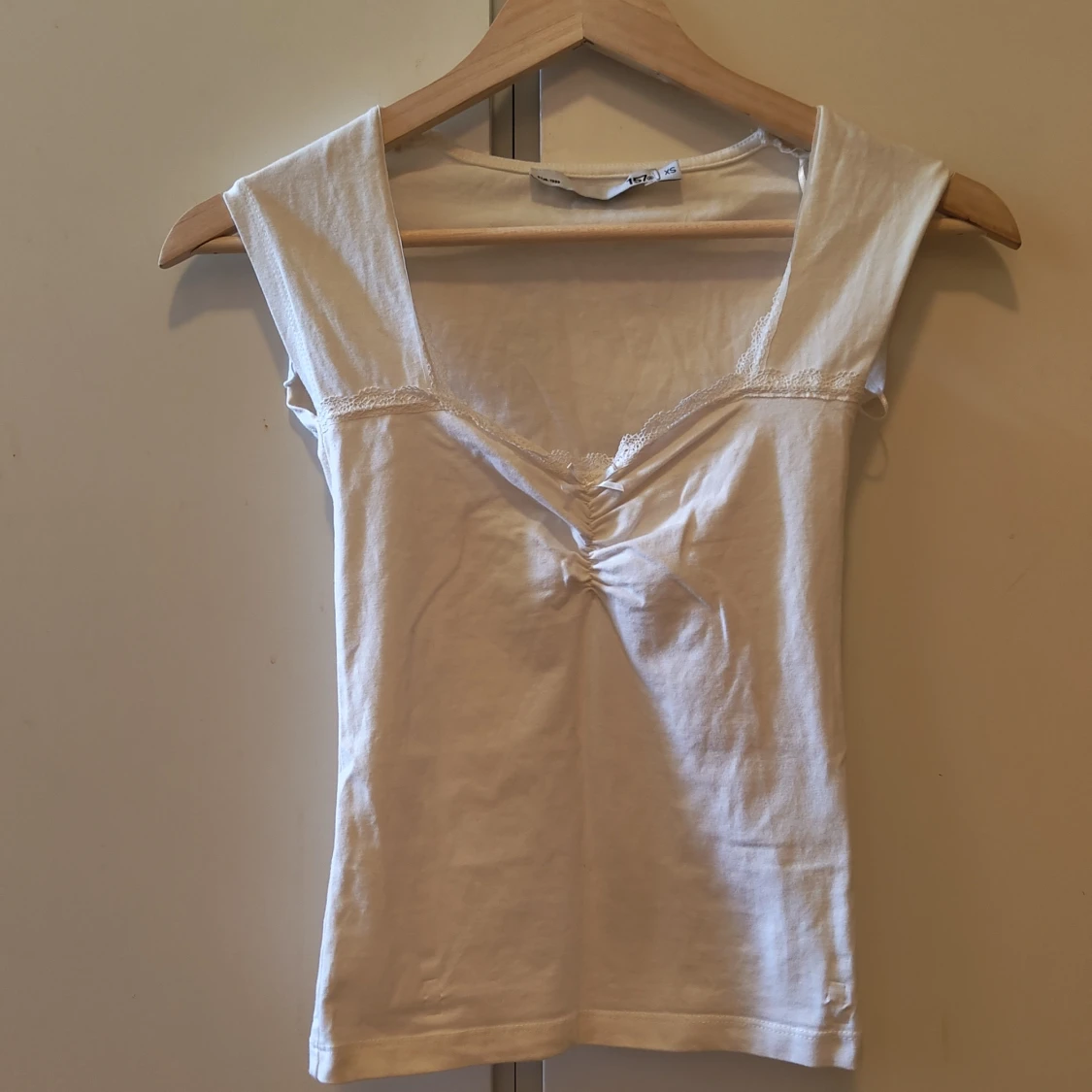 Vit linnetopp med spets från 157