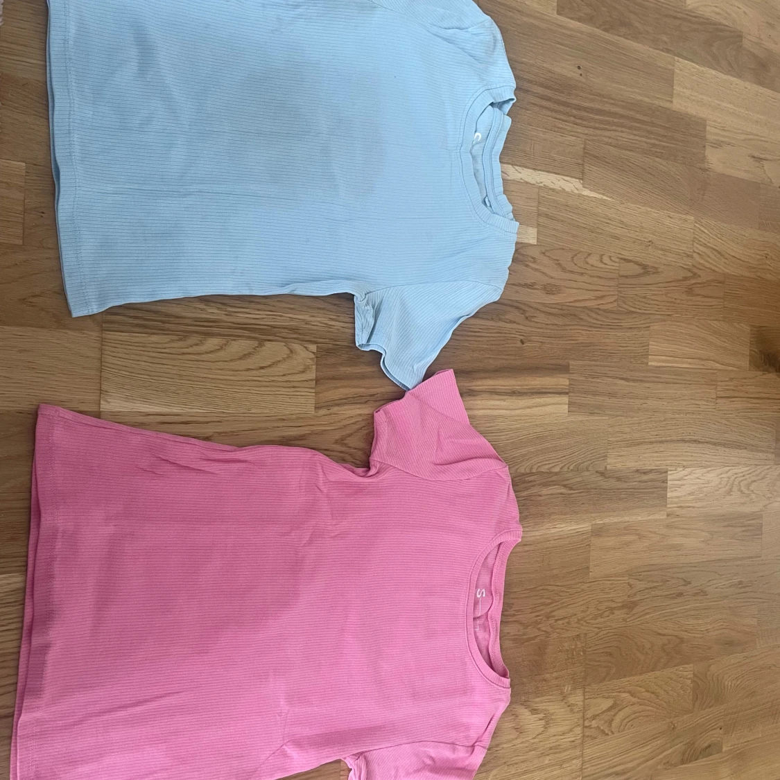 Ribbad rosa och ljusblå t-shirt