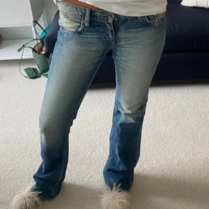 Blå bootcut jeans - Säljer denna snygga blå lågmidjade bootcut jeans. Kommer inte till användning, tar emot prisförslag. Jag är 165 cm
