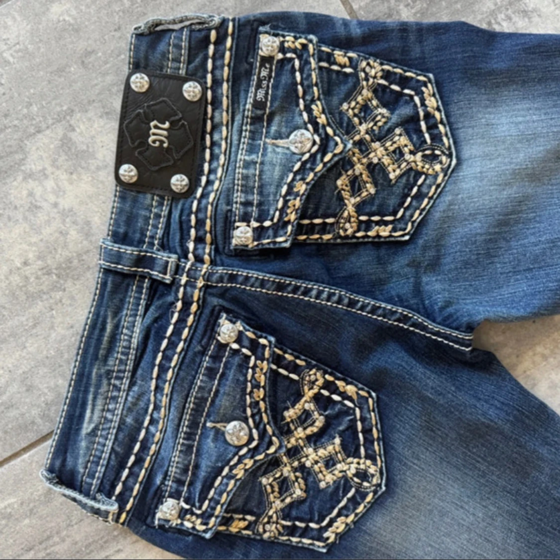 Miss Me jeans med broderade fickor - 2