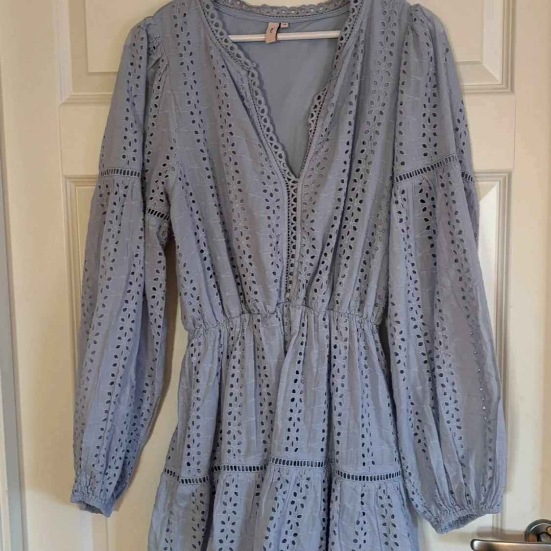 Ljusblå broderad klänning från Nelly - 1