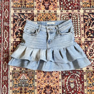 Kjol med volanger - Jättesöt kjol med volanger. Skriv för mått