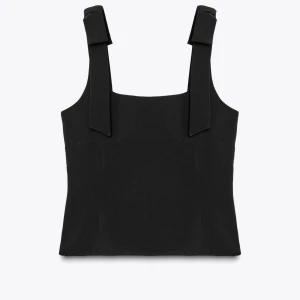 Svart linnetopp med breda axelband - Säljer min svarta topp från Zara som aldrig är använd. Köpt för ca 1 månad sen och lappen är kvar. Skriv för fler bilder! Slutsålt i denna storlek🥰