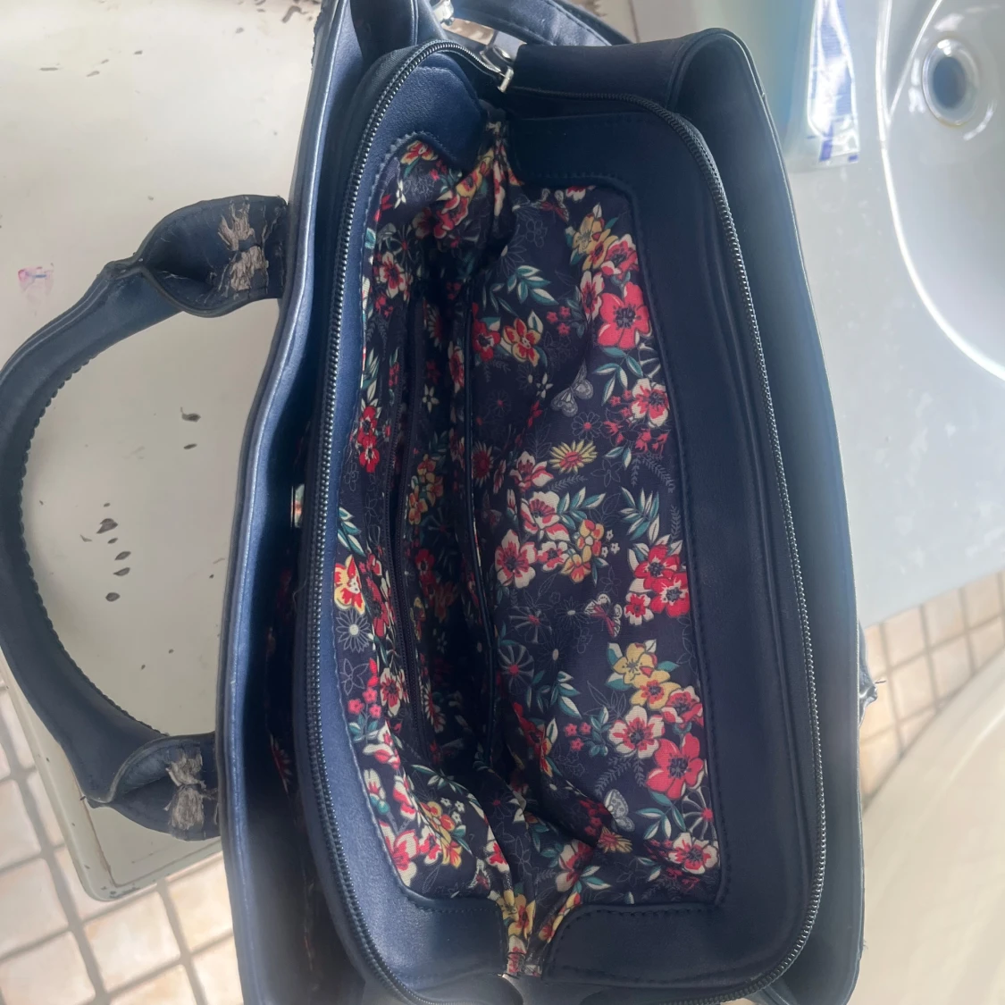 Mörkblå axelväska med blommigt foder - 2