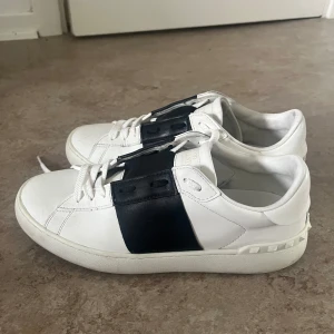 Valentino Garavani Open sneakers vit/svart - Fina valentino skor i jätte bra skick.