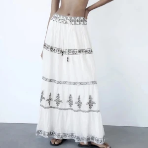 Trendig långkjol från Zara - säljer min fina långkjol från Zara då den inte kommer till användning längre. Storlek L men passar mig som vanligtvis har S, runt 92 cm lång💗nypris 399!