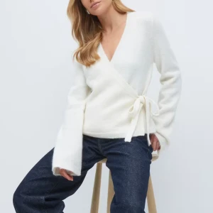 Vit omlottkofta med knyt - Supermjuk vit omlottkofta med knyt i sidan och v-ringning. Använd fåtal gånger och ser därav helt ny ut. Inte nopprig överhuvudtaget. Säljer eftersom den inte används!💓Skriv för fler bilder!