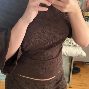 Brun tröja från Nelly - Super populär och slutsåld brun oversized T-shirt från Nelly 💗 Aldrig använd 