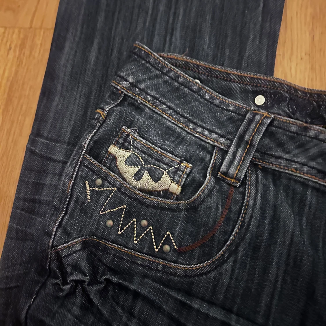 Mörka bootcut jeans med broderi - 3