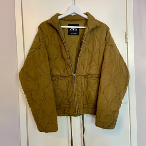 Quiltad khaki jacka från Zara - jättesnygg khaki jackan från Zara perfekt för hösten, i jättebra skick 💕💕