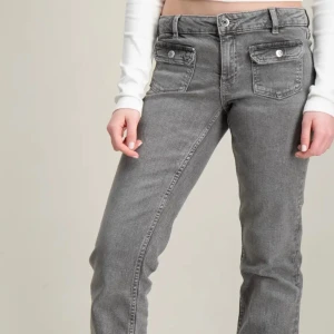 Grå bootcut jeans i denim - Snygga grå jeans med bootcut passform. Säljer dessa fina jeans för att dem inte kommer till nån andvämdning 💗 Dem är nästan aldrig andvönda så det är i ett bra skick 