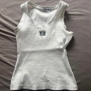 Vit linnetopp  - Har en fläck från solkräm (bild 2)