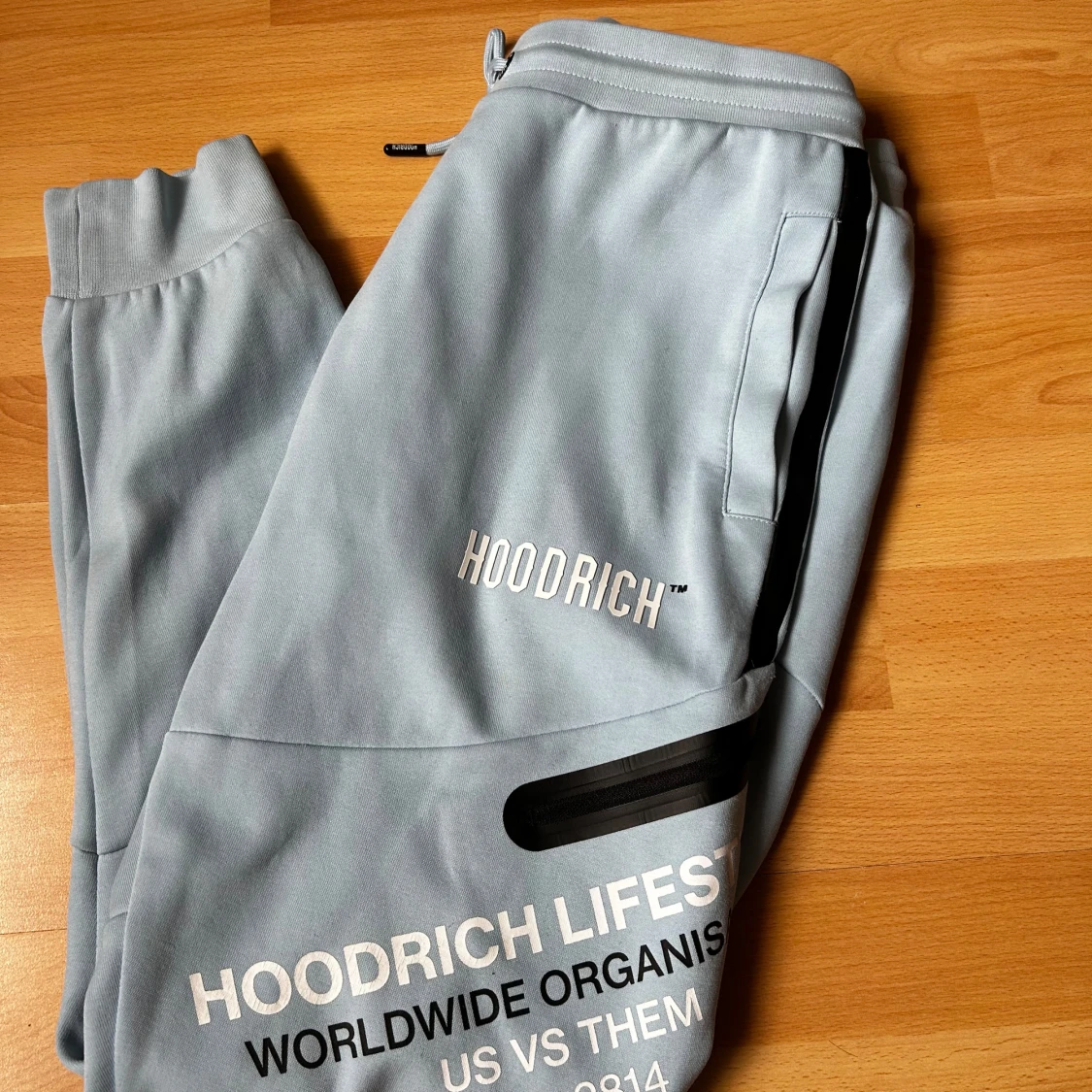 Ljusblå mjukisbyxor från Hoodrich - 2