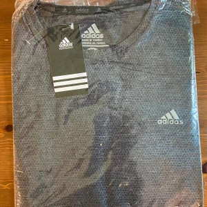 Adidas, Jordan, Polo T-shirts  - Säljer massa T-shirts: 1 vit adidas storlek L, 1 adidas vit storlek M, 1 grå adidas storlek L, 1 Jordan grå L och 1 polo blå storlek L (100kr ST) 450kr för alla