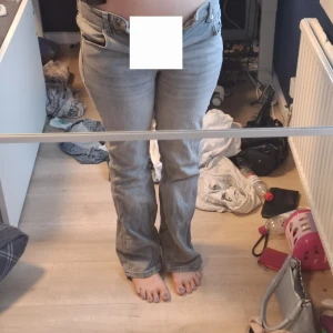 Gråa jeans - Säljer ett par gråa jeans från lager 157 pgr av att dem e för små, är i storlek 38/short men skulle säga att dem är 36. Köpta för 400 så säljer för 300🫶🏼☺️ tryck inte på köpa nu!
