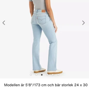 svart jeans - de underbara och populära Levis jeansen, o den svarta/gråa färgen (sista bilden)!! Säljs inte längre, nypris 890kr, inga defekter💖💖