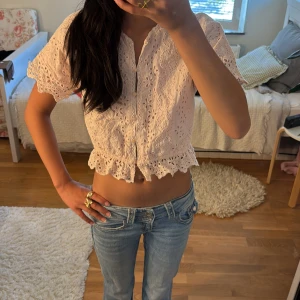 Ljusrosa broderad croppad blus - Superfin rosa blus med blommor! Den är i storlek 140 men passar också xxs. Säljer pga den har blivit för liten men önskar att den passade! Den har endast användas en gång. Kom gärna med prisförslag och frågor! 💕