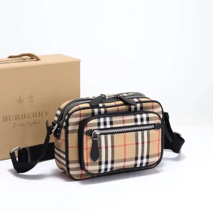 Rutig axelväska från Burberry - Snygg axelväska från Burberry i klassiskt beige, svart och rött rutigt mönster. Väskan har justerbar svart rem, flera fack med dragkedja och detaljer i svart skinn. Perfekt för dig som vill ha en ikonisk och praktisk väska med lyxig känsla.