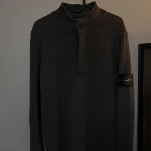 Stone Island - stickad tröja  - Stone Island - stickad tröja. Storlek S