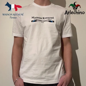 Maison Kitsune t-shirt!! - Helt ny Maison Kitsune t-shirt med asfett broderat tryck | skick 9/10 | väldigt svår o få tag i | nypris 1700