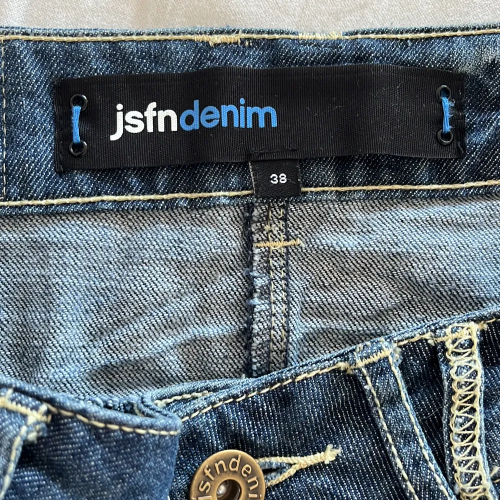 Snygg jeanskjol från jsfndenim, väldigt bra skick. Uppsydd själv.💕. Hameet.