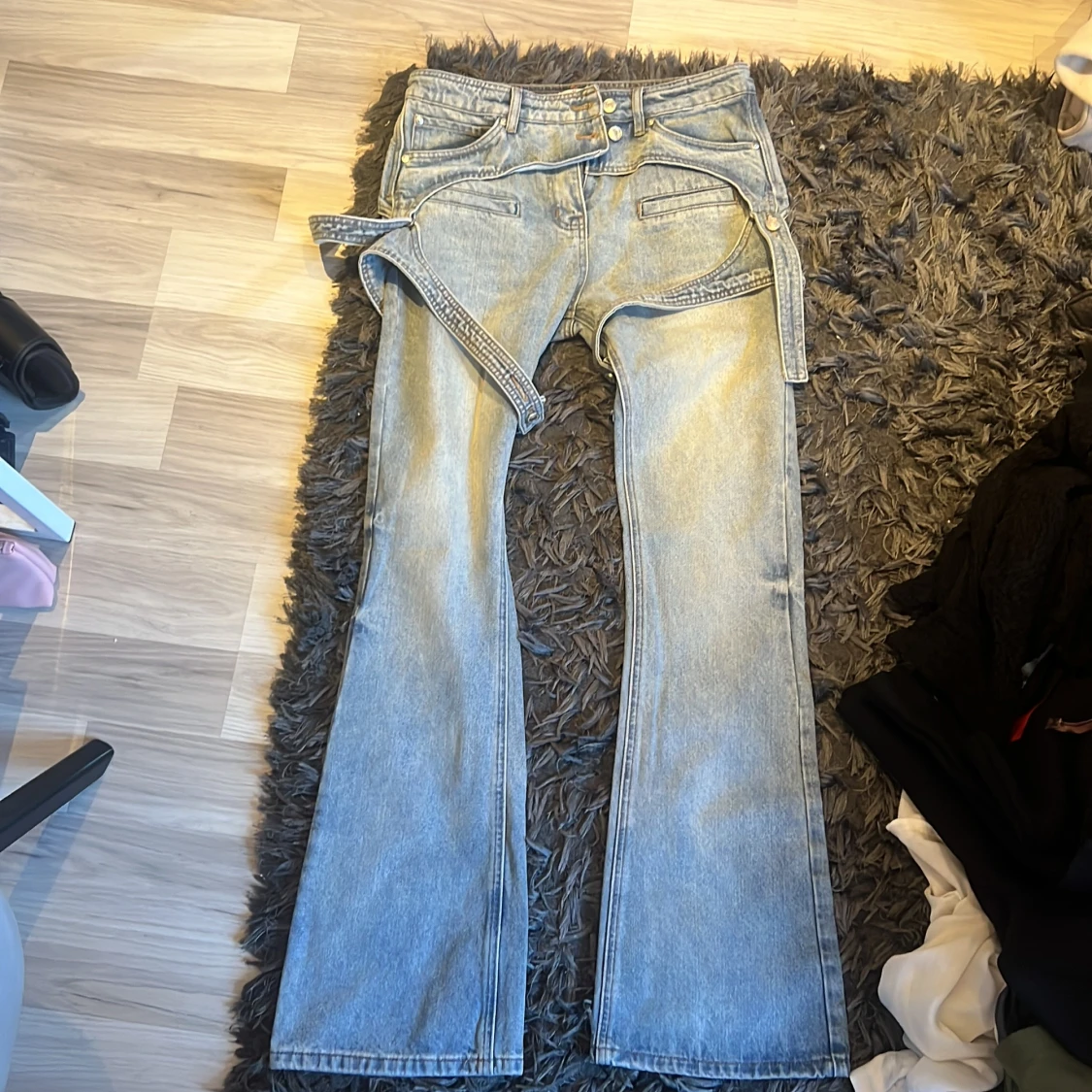 Blå jeans med bältesdetalj