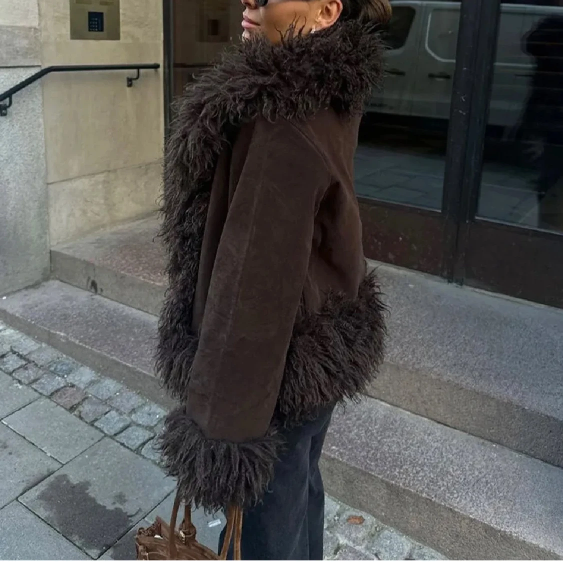 Brun jacka med pälsdetaljer - 2