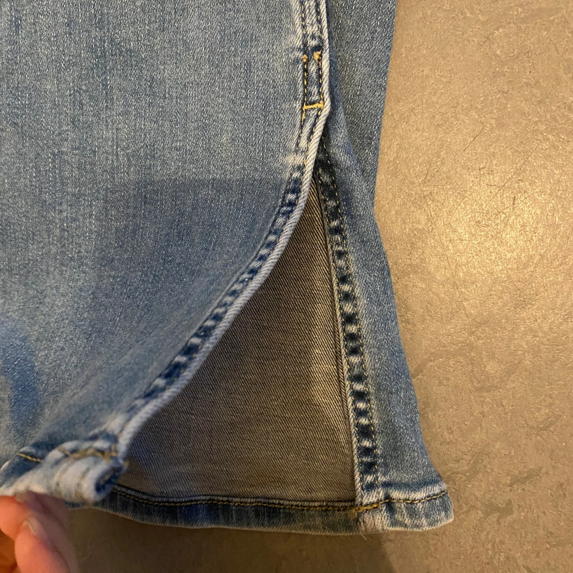 Blå jeans med slitningar från ONLY - 1