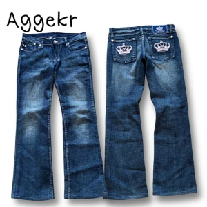 Lågmidjade Bootcut Victoria Beckham Jeans - Jätte snygga victoria beckham jeans! Runt en W29 (37,5cm över midjan). Inga skador:) Skriv ifall du har några frågor🫶