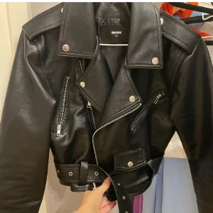 Svart skinnjacka från Bik Bok - Snygg svart skinnjacka från Bik Bok i storlek XS. Använd endast en gång