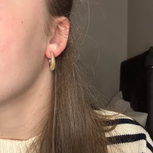 Guldörhängen med textur - Snygga guldörhängen som passar till vardag och fest. Köpta utomlands. 
