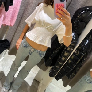 Snygg topp - söt topp från gina som var för liten, sitter tajt runt magen och har använt en gång. Det är en smink fläck i insidan av toppen som var där när jag köpte 