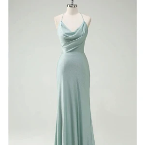 Ljusblå balklänning, helt ny!!! - Elegant ljusblå glittrig balklänning med smala axelband. Klänningen har en öppen rygg med snygg snörning som ger en unik look. Endast provad på 1 gång eftersom att jag valde en annan klänning. Därför säljs den helt ny! (Lånad bild då jag inte tog någon bild när jag provade klänningen)