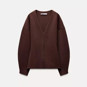 Brun kofta från Zara - Snygg brun kofta från Zara med en stilren v-ringad design. Koftan har en enkel och elegant look som passar till många olika outfits. Är i nytt skick och är i storlek S men passar i M också !!🩷