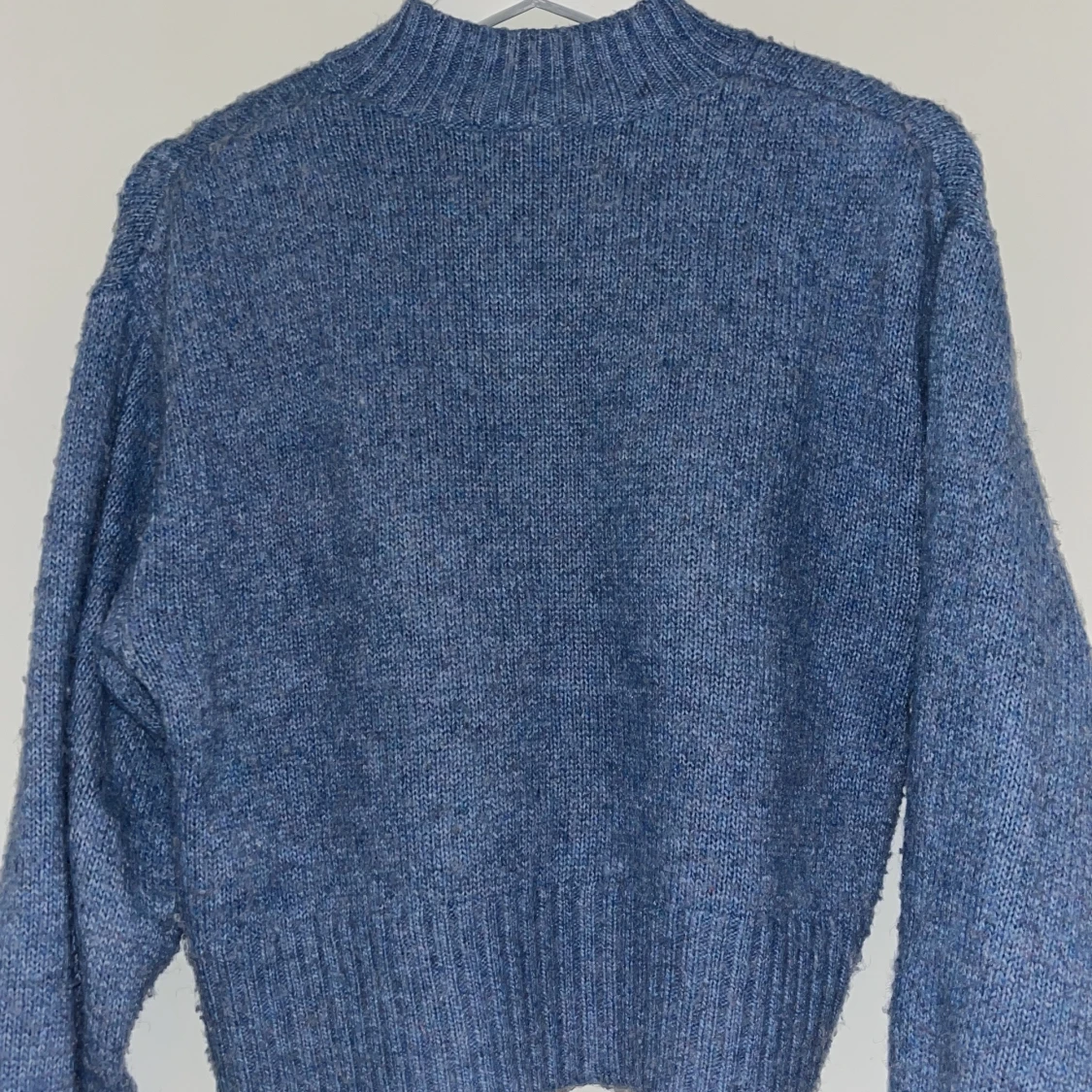 Blå stickad tröja, perfekt till våren!🌼 - 1