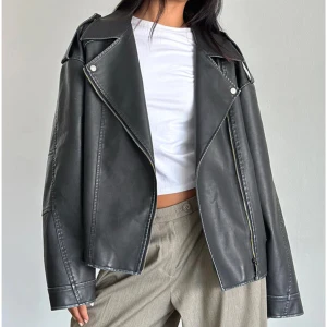 Snygg svart läderjacka!! - Säljer en snygg, stilren och trendig skinnjacka (inte äkta) från motel rocks, perfekt till våren!!🌷Jackan är för stor för mig (lite oversize modell) och är endast testad💞 Skicka för fler bilder! Ordinariepris: 1475kr.