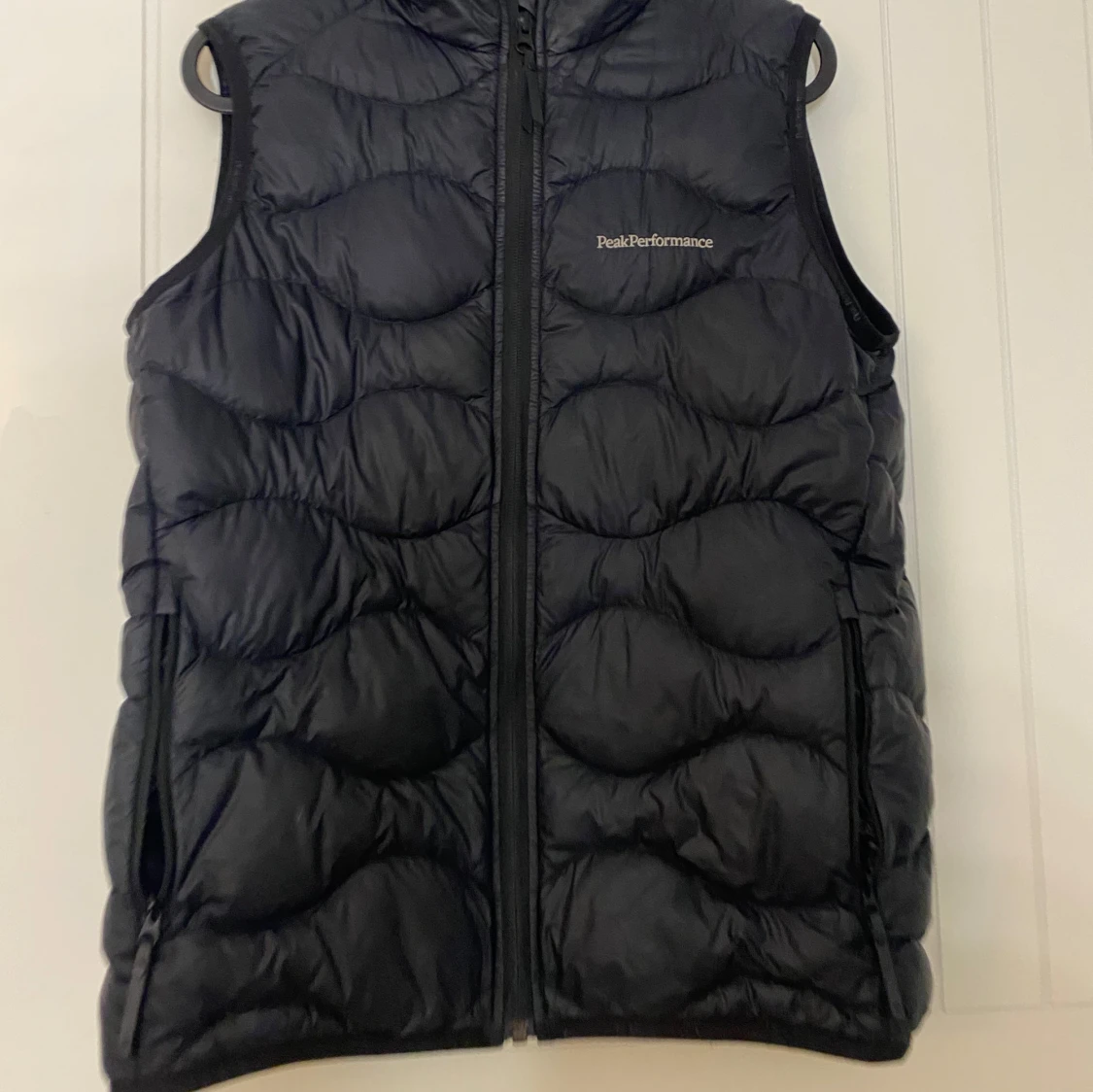 Svart dunväst från Peak Performance - 1