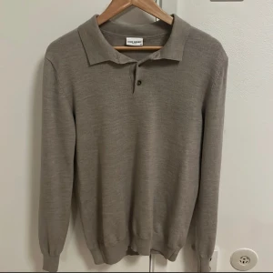 pikétröja John Henric - Säljer en stilren beige pikétröja från John Henric. Tröjan har långa ärmar och en klassisk krage med knappar. Perfekt för en elegant och avslappnad look. Storlek M samt knappast använd.