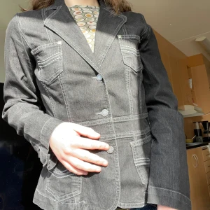 Isolde denim kavaj - Formad och Y2k stil. Gissar på storlek 36/38