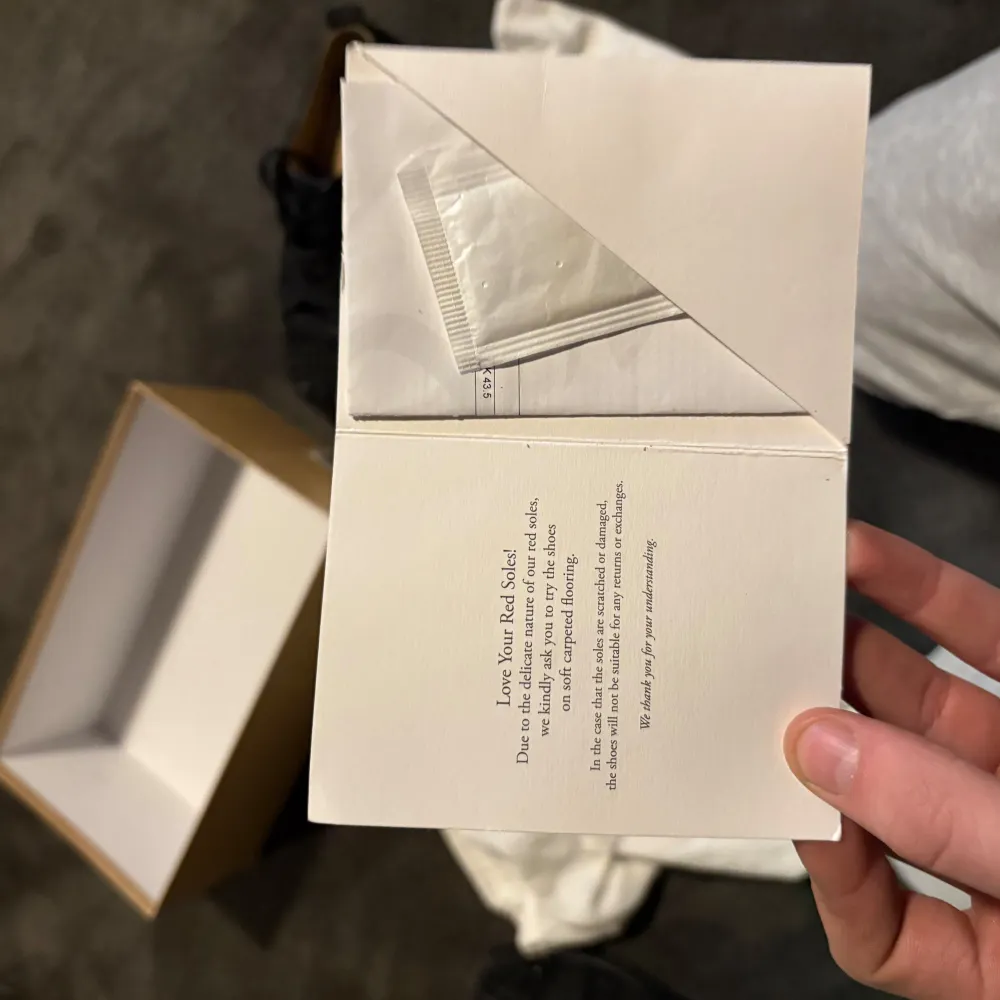 Säljer nu mina loubs då jag sugen på något nytt, inte använd mycket alls, köpta helt äkta kvitto allt finns med. Skick 8/10 en spik saknas dock men inget man lägger märke till, finns att köpa till också. Hör av er vid funderingar eller bud!. Kengät.
