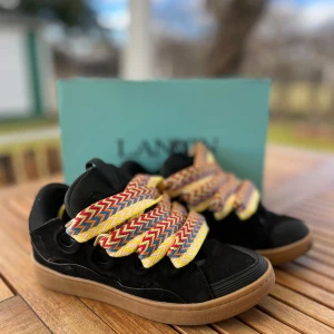 LANVIN CURB - Köpta på vinted för ett påtagligt pris. Skorna är i nyskick och väldigt robusta. Dustbag och skolåda medföljes. Endast skolådan har skador på sig från tidigare ägare. OBS skriv innan köp för att förhindra missförstånd. Skriv samtligen vid frågor eller behov av mer bilder. 