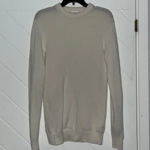 Kaschmir/bomulls tröja från John Henric - Säljer en stilren grå bomull/kaschmir tröja från John Henric. Tröjan har en klassisk design med rund hals och långa ärmar. Perfekt för kyligare dagar och enkel att matcha med olika outfits. Den är köpt för 1499 på ordinarie pris och är inte använd många gånger!
