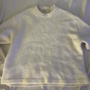 Vit stickad t-shirt från Gina Tricot - En mysig stickad tröja med korta t-shirt ärmar. Har endast testat den, säljer den då den inte kommer till användning. I storlek XS, lite oversized.                                                              Skriv gärna vid frågor eller fler bilder❤️