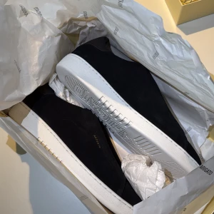 Axel Arigato Dice Laceless - Säljer ett par splitternya Axel Arigato Dice Laceless, som jag fått i present men ej kommer till användning. Priset kan självklart diskuteras vid snabb affär.