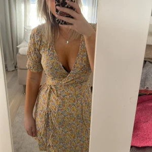 Blommig omlottklänning från Pieces - Säljer en söt blommig omlottklänning från vero Moda, bra skick köpt för 450kr❤️