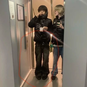 Flared jeans - Snygga flared jeans med justerbar zipper så kan man välja om man vill ha en mer flared eller baggy passform, frågor, kom pm!! Passar 30 waist!!