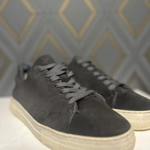 Svarta mocka sneakers från selected Homme  - Snygga svarta sneakers och grå snörning. Perfekta för en avslappnad stil. De har en klassisk design som passar till det mesta.
