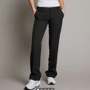 Svarta kostymbyxor - Svarta low waist kostymbyxor från bikbok💞💞💞